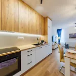 Onyx Oasis Residence- Centre, Free Parking By Staynest 아파트 제수프